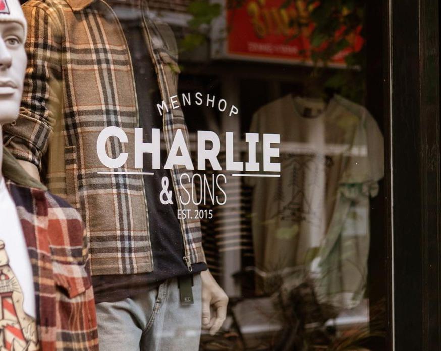raam met logo van charlie & sons